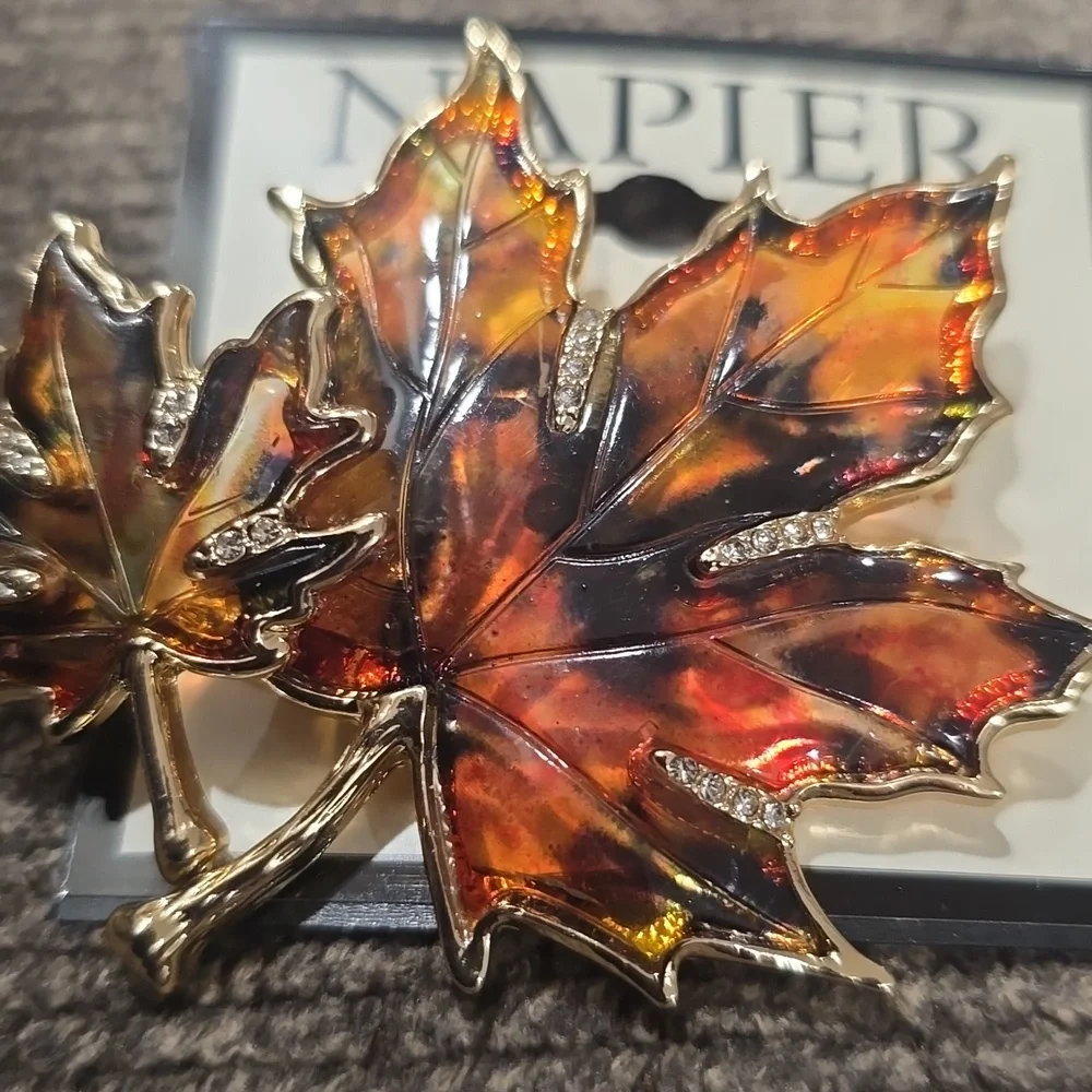 NAPIER BRAND FASHION JEWELRY FANCY SPARKLING GOLDTONE FALL LEAVES PIN BROOCH